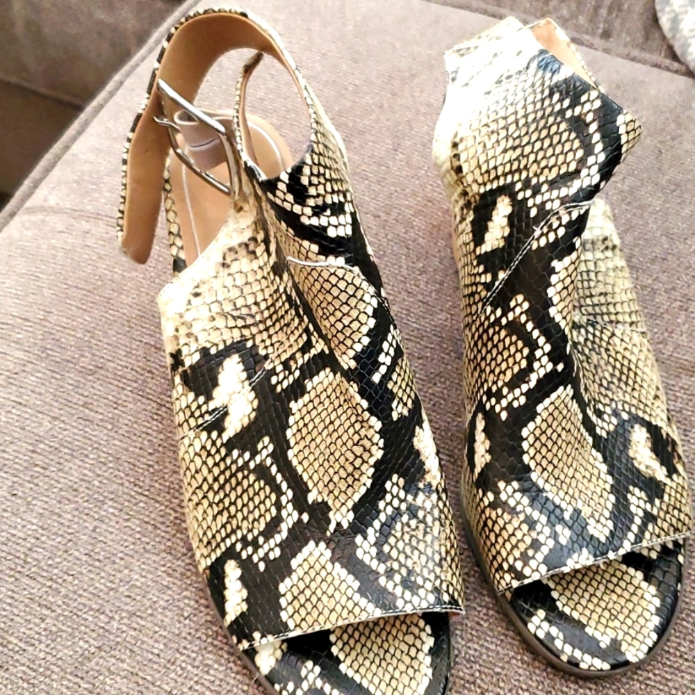 Vionic snakeskin open toe heels size 10